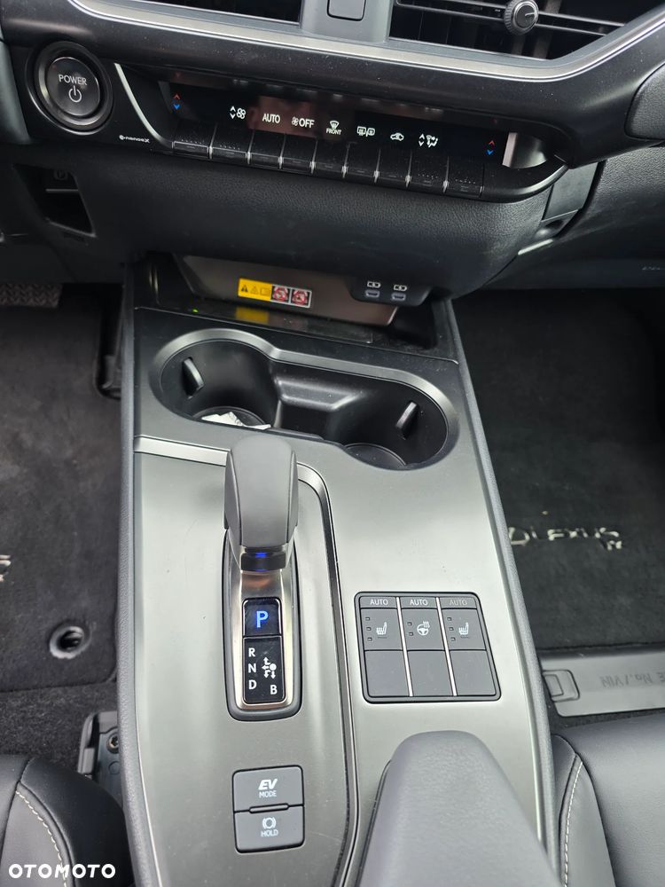 Lexus UX 2025