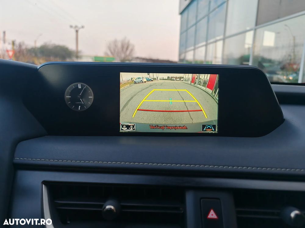Lexus UX 250h FWD Executive - 28