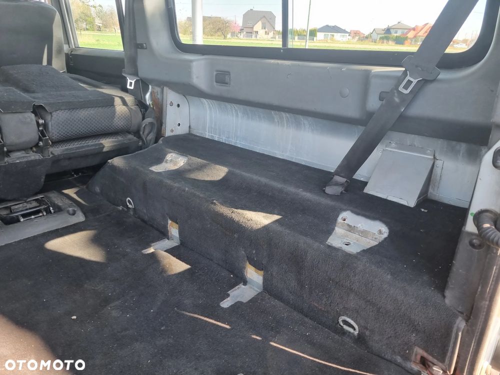 Land Rover Defender 2.4 TD4 SE - 18