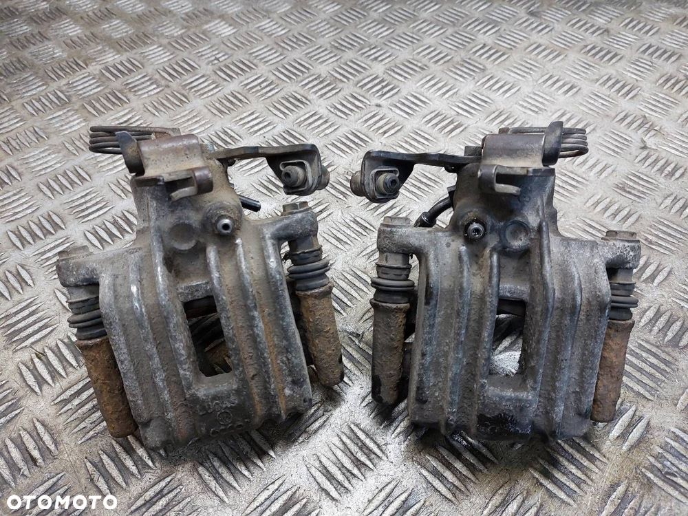 ZACISK HAMULCOWY LEWY TYŁ + PRAWY TYŁ VOLKSWAGEN PASSAT B5 - 1