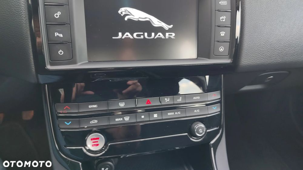 Jaguar XE - 12