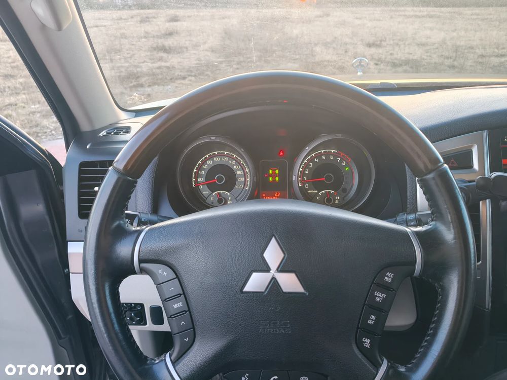 Mitsubishi Pajero - 38