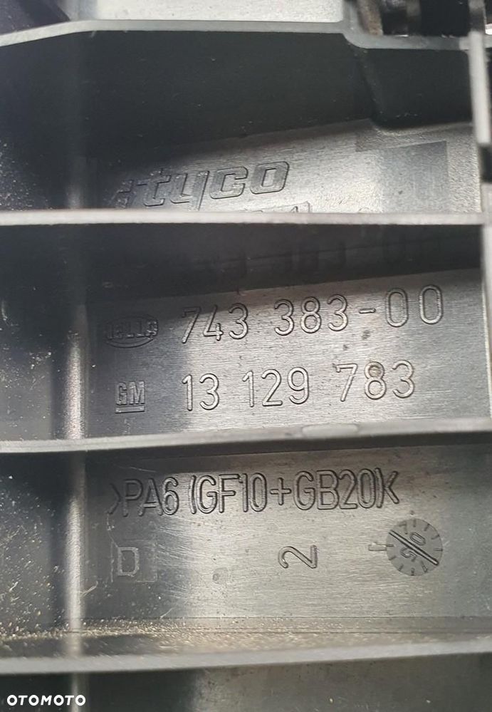 POKRYWA SKRZYNKI BEZPIECZNIKÓW OPEL ASTRA III H 13 129 783 - 3