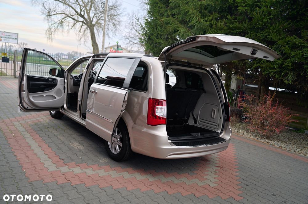 Chrysler Town & Country 3.6 Limited - 19