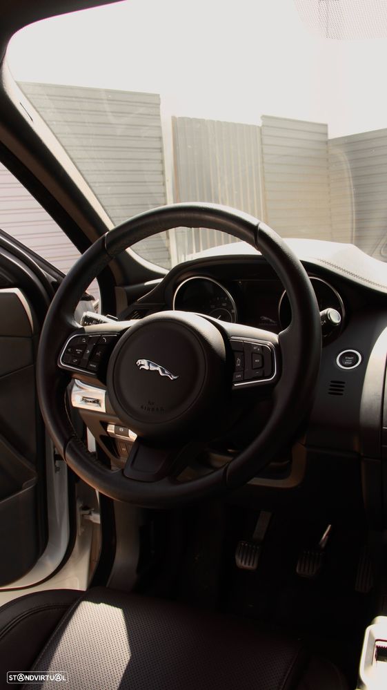 Jaguar E-Pace 2.0 i4D R-Dynamic S - 12