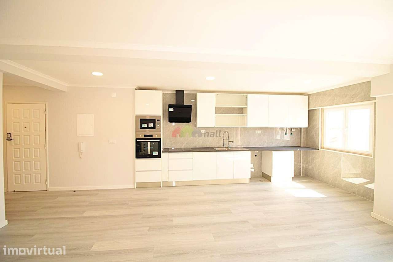 Apartamento T4, 3º andar, Totalmente Remodelado na Amora - Grande imagem: 2/31