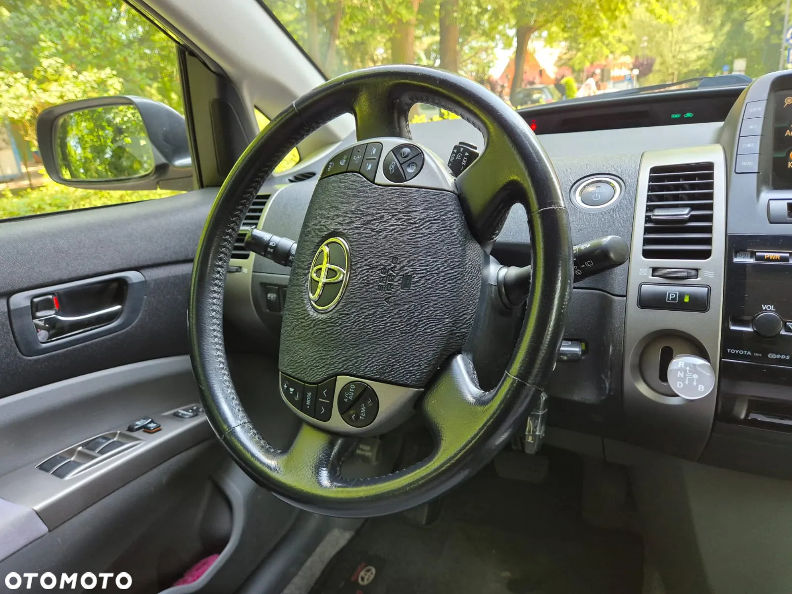 Toyota Prius (Hybrid) Executive - 17