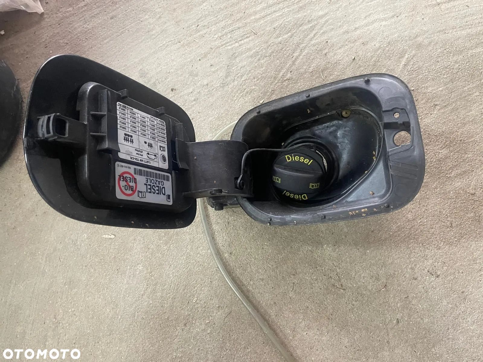 Klapka wlewu paliwa Skoda Octavia III 3 5E0809702 1K0010497C - 1