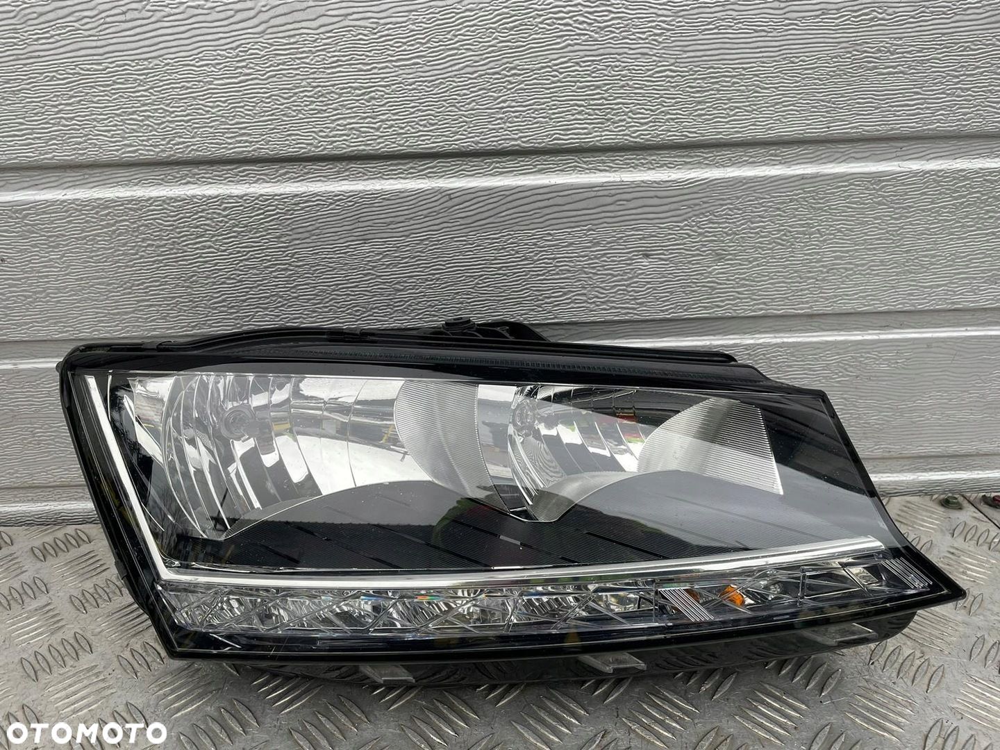 SKODA FABIA III LIFT LAMPA PRAWY PRZÓD 6V1941016D - 1