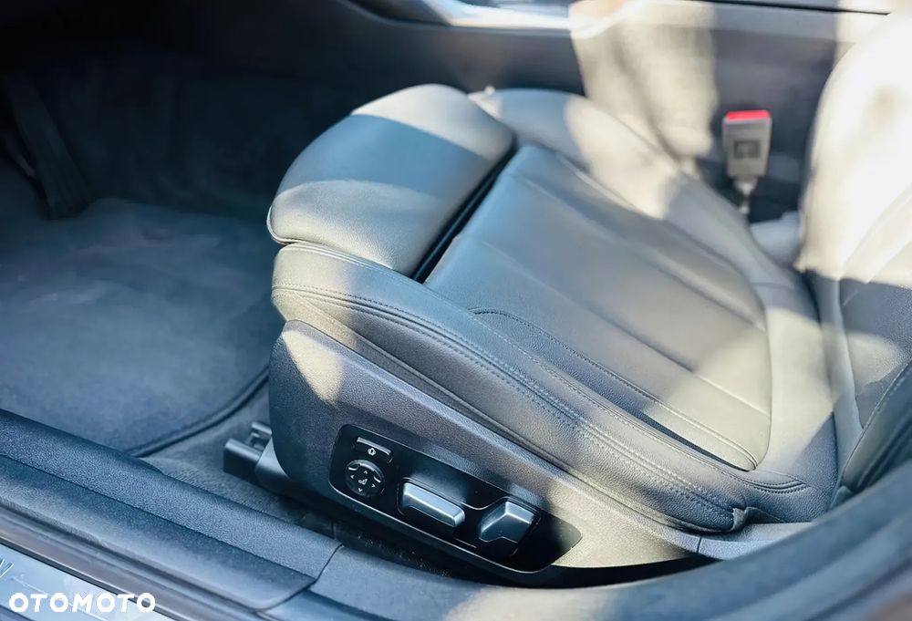 BMW Seria 3 330i M Sport - 10