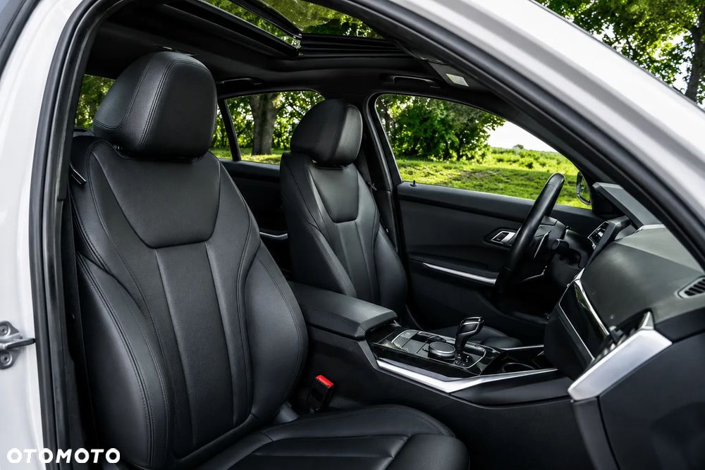 BMW Seria 3 330i xDrive - 22