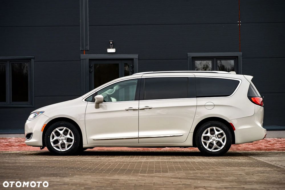 Chrysler Pacifica - 4