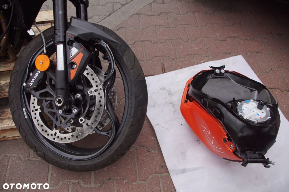 Motocykl na części 692106889 Triumph Street Triple 765 R 88kw 2025 silnik głowica blok silnika pokrywa zaworów pokrywa sprzęgła pokrywa alternatora miska olejowa wał korbowy korbowody tłoki cylindry wałki rozrządu łańcuch rozrządu napinacz rozrządu zawory sprzęgło kosz sprzęgłowy tarcze sprzęgłowe skrzynia biegów rozrusznik alternator stator pompa oleju pompa wody termostat chłodnica wentylator chłodnicy zbiorniczek wyrównawczy przepustnice listwa wtryskowa wtryskiwacze cewki zapłonowe airbox filtr powietrza pompa paliwa zbiornik paliwa korek paliwa kolektor wydechowy tłumik katalizator sondy lambda rama subframe wahacz amortyzator tylny lagi golenie półka górna półka dolna kierownica manetki przełączniki kierownicy klamka sprzęgła klamka hamulca pompa hamulcowa przednia pompa hamulcowa tylna przewody hamulcowe zaciski przednie zacisk tylny tarcze hamulcowe pompa ABS moduł ABS czujniki ABS felga przednia felga tylna koło przednie koło tylne oś przednia oś tylna piasta zabierak zębatka przednia zębatka tylna łańcuch napędowy napinacze łańcucha ślizg łańcucha osłona łańcucha quickshifter czujnik quickshiftera cięgno quickshiftera dźwignia zmiany biegów set lewy set prawy podnóżki kierowcy podnóżki pasażera dźwignia hamulca tylnego stopka boczna czujnik stopki lampa przednia lampa tylna kierunkowskazy licznik wyświetlacz sterownik ECU immobilizer stacyjka kluczyk wiązka elektryczna skrzynka bezpieczników regulator napięcia przekaźniki czujnik położenia wału czujnik biegu czujnik temperatury siedzenie kierowcy siedzenie pasażera zadupek boczki plastiki owiewki osłony zbiornika osłona chłodnicy błotnik przedni błotnik tylny nadkole uchwyt tablicy rejestracyjnej lusterko lewe lusterko prawe klakson linka sprzęgła przewody paliwowe przewody chłodnicze wsporniki uchwyty mocowania tuleje gumy śruby - 17