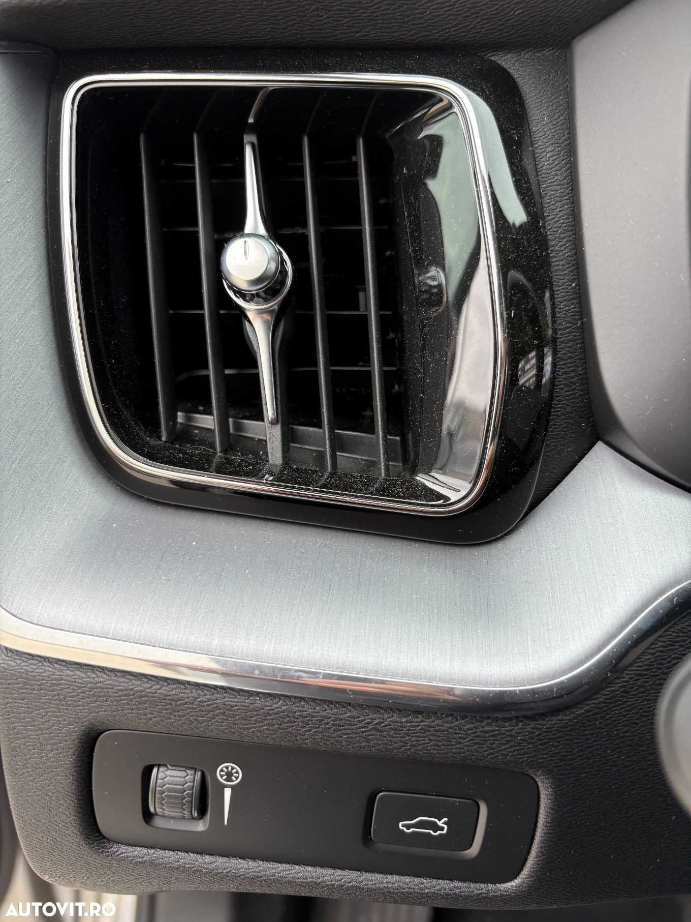 Volvo XC 60 B4 MHEV AWD Momentum Pro - 36