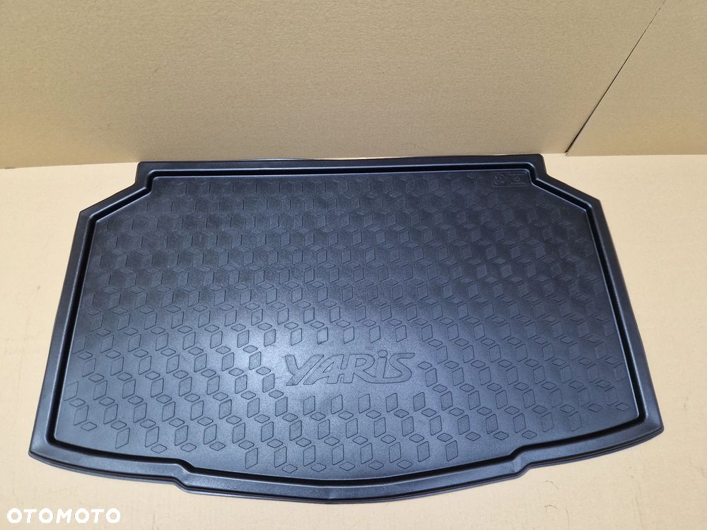 ORGINALNA GUMA MATA WYKŁADZINA BAGAŻNIKA TOYOTA YARIS IV 20-