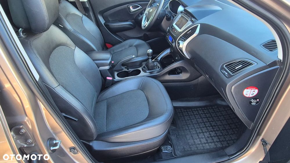 Hyundai ix35 1.7 CRDi 2WD blue Finale Gold - 23