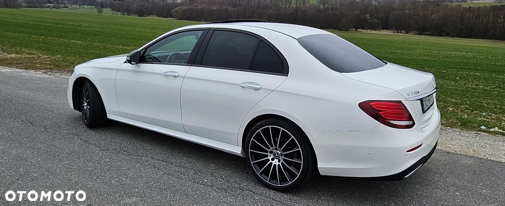 Mercedes-Benz Klasa E 220 d 4Matic 9G-TRONIC AMG Line - 4