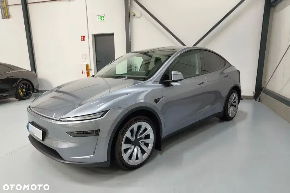 Tesla Y 79kWh Long Range AWD - 2