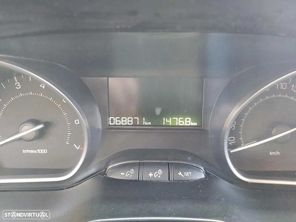 Peugeot 208 1.2 PureTech Signature - 4