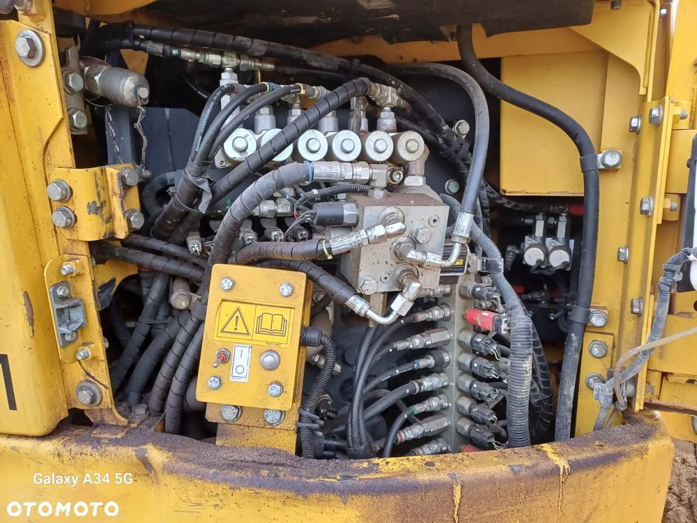 Komatsu PC228USLC8 - 15