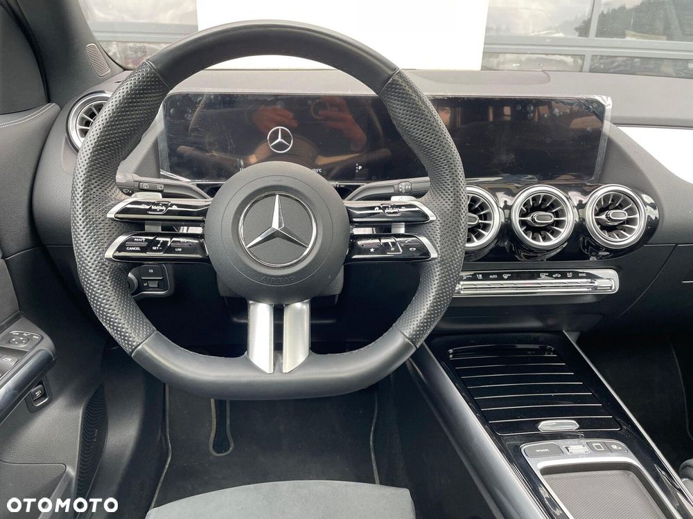 Mercedes-Benz GLA - 12