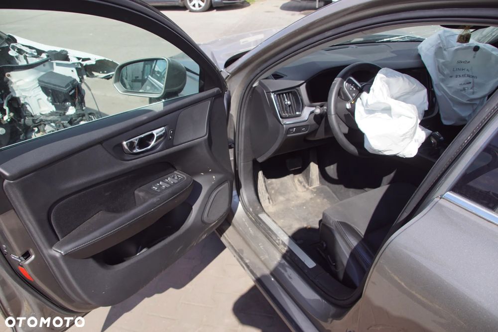 Auto na części - Volvo V60 II 2.0 D4 190 KM D4204T14 TG-81SC 727 2019R Silnik Skrzynia Drzwi Błotnik Klapa Zderzak Lampa Lusterko Klamka Szyba Deska Kokpit Sterownik Moduł Czujnik Licznik Wyświetlacz Panel Kierownica - 10