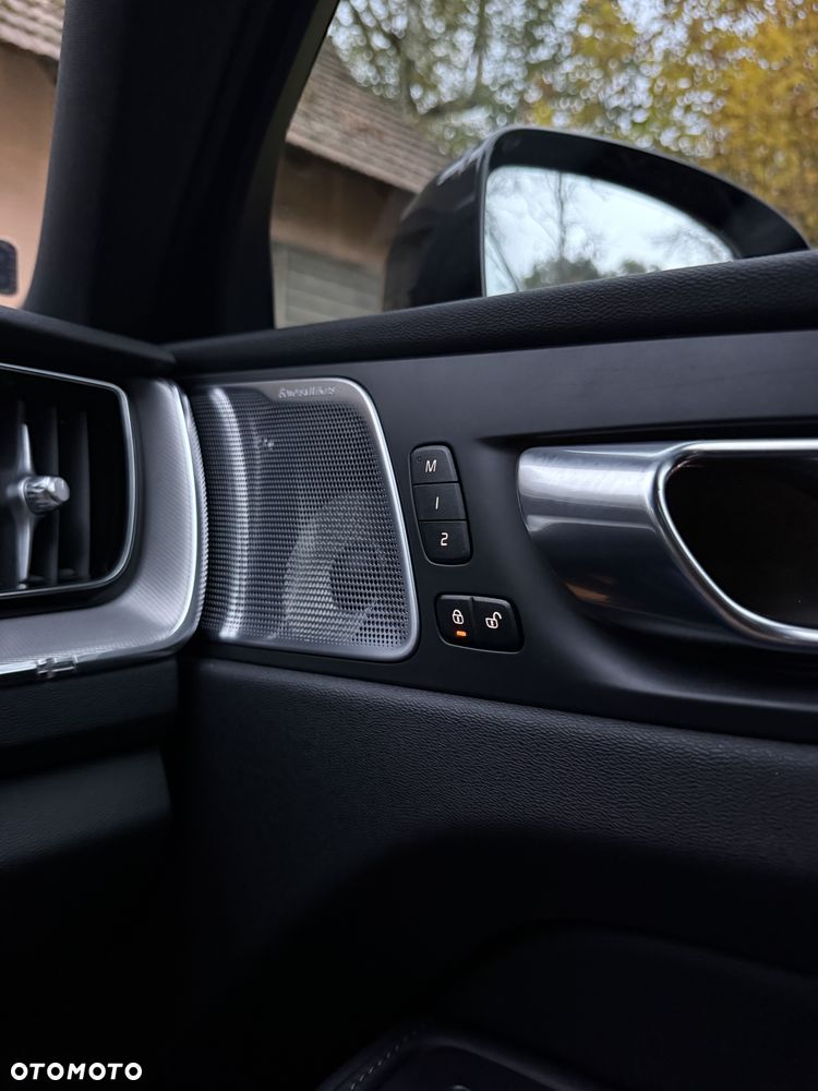 Volvo XC 60 B5 D AWD R-Design - 34