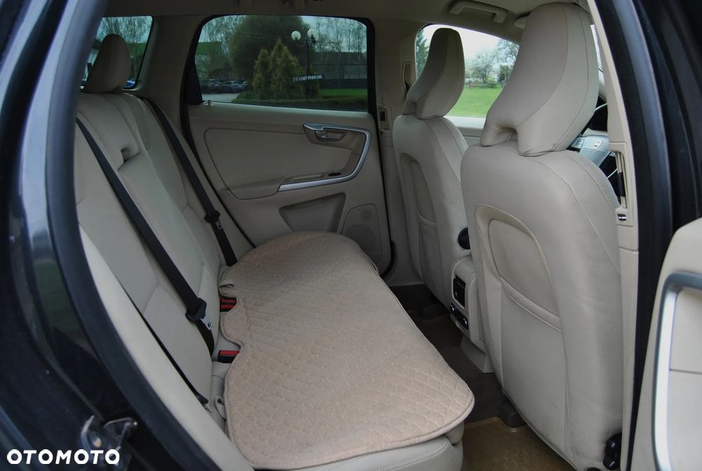 Volvo XC 60 D5 AWD Momentum - 8