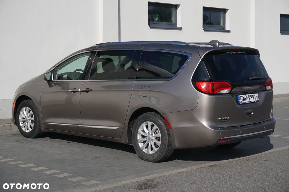 Chrysler Pacifica - 10