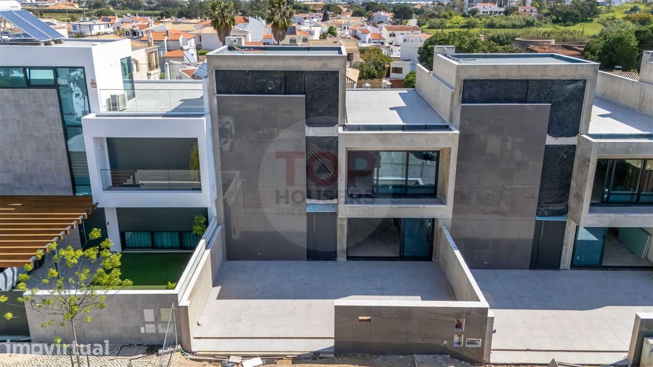 Moradia V3+1 de arquitetura contemporânea em Gambelas, Faro - Grande imagem: 2/29