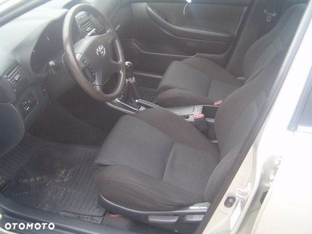 Toyota Avensis - 17