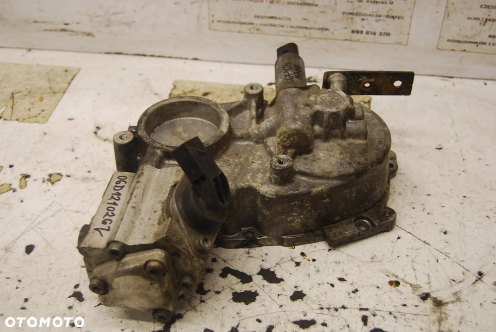 OBUDOWA POMPY VACUM 06F103530F 2.0 FSI VW TOURAN I AUDI SEAT SKODA 06D121026J - 2