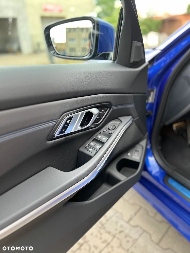 BMW Seria 3 330e M Sport - 28