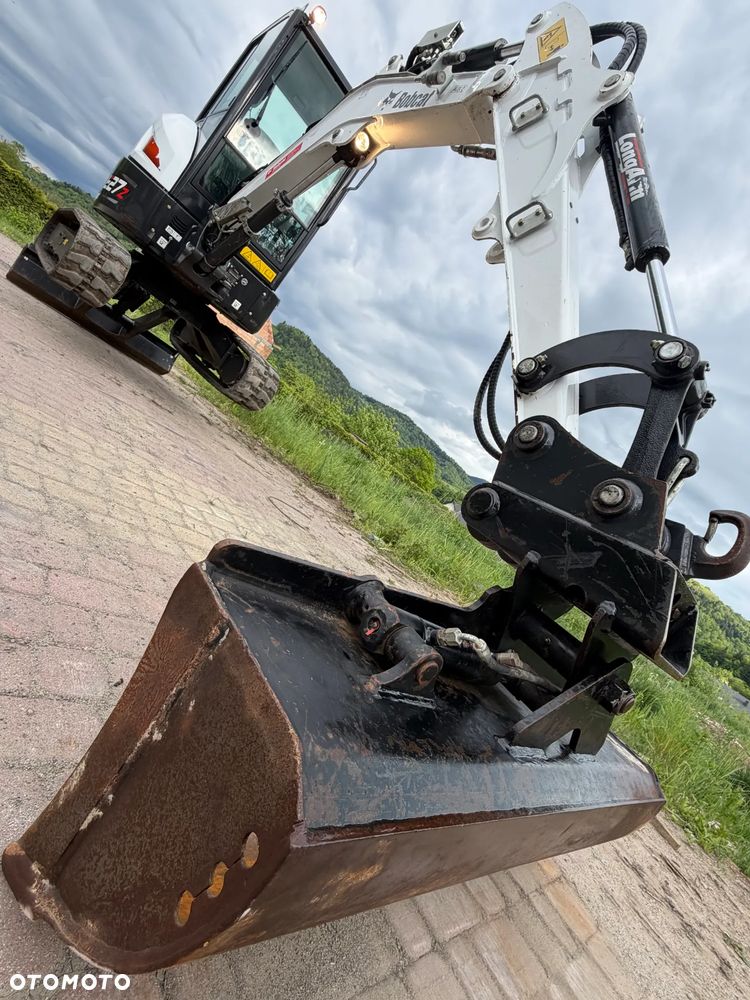 Bobcat E27z. Koparka Gąsienicowa 2,7 tony. 2024 rok. 870 mtg. Maszyna nie różni się od nowej z salonu!! Skarpówka Hydrauliczna! Pochodzi ze szkółki roślinnej z Norwegii. Zero luzów. pracowała przy krzewach!! Aktualna DEKRA dokumentacja. Silnik Yanmar! Linie Hydr. Dodatkowe. Szybkozłącze Hydr. Szybka wolna jazda. Wersja Norweska. Długie ramię. OKAZJA. Zero wycieków. Sztywna maszyna! - 40