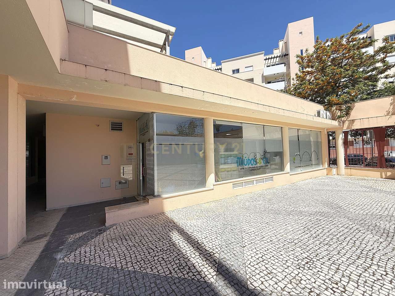 Espaço comercial amplo com montras panorâmicas - Penha, Faro - Grande imagem: 2/19