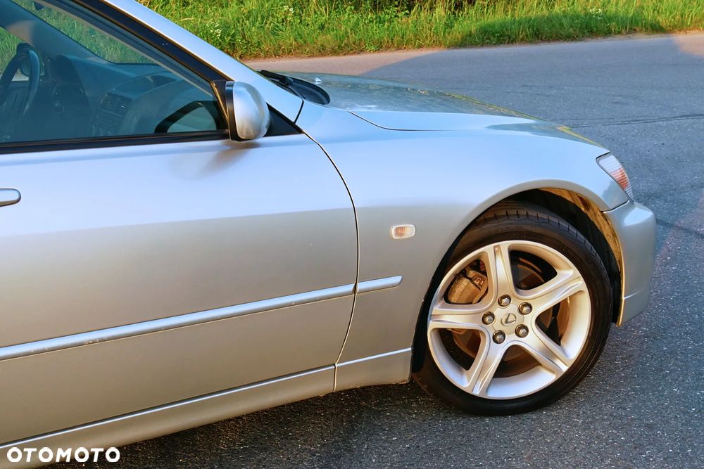 Lexus IS 200 SportCross - 9