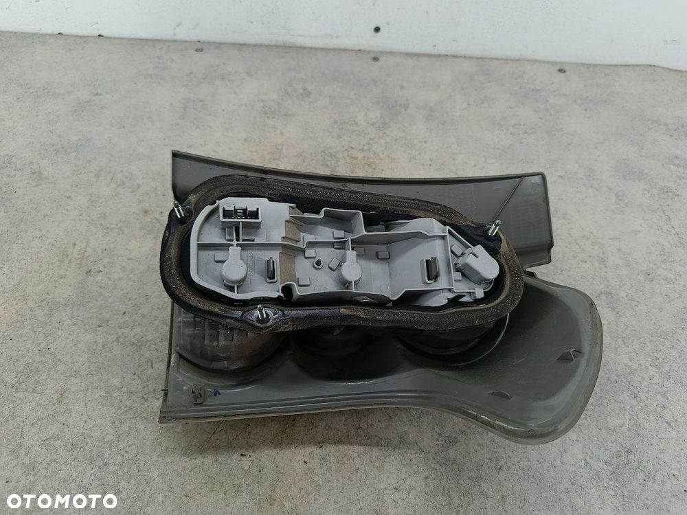 LAMPA TYLNA LEWA TOYOTA COROLLA VERSO II - 11