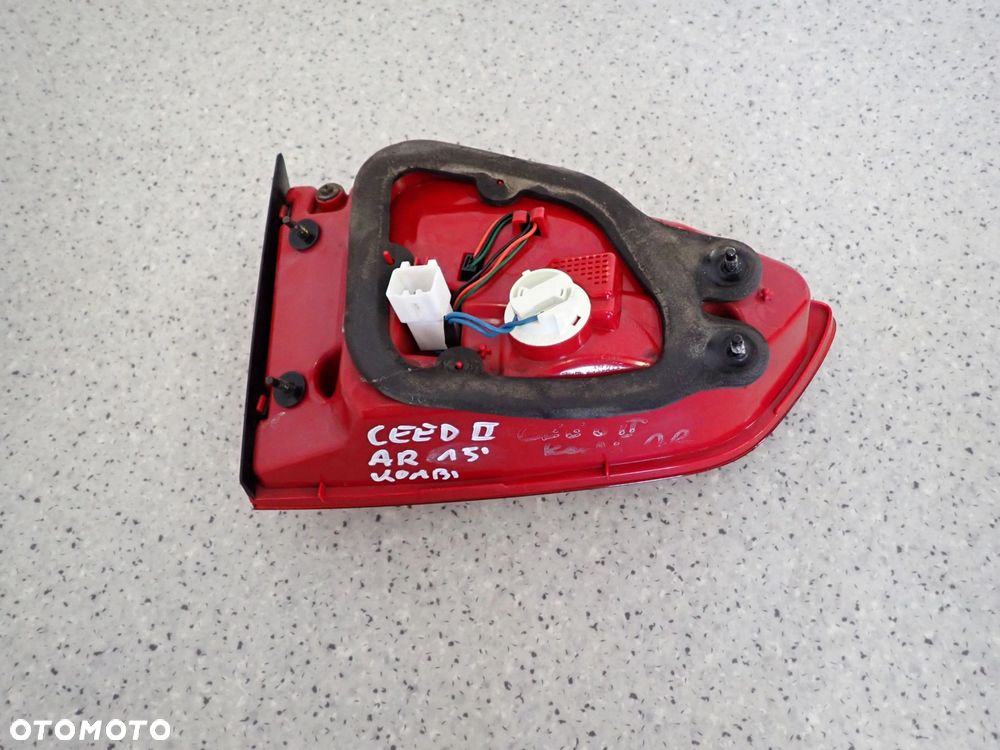 KIA CEED II KOMBI SW 12-15 LAMPA TYLNA PRAWA W KLAPĘ - 3