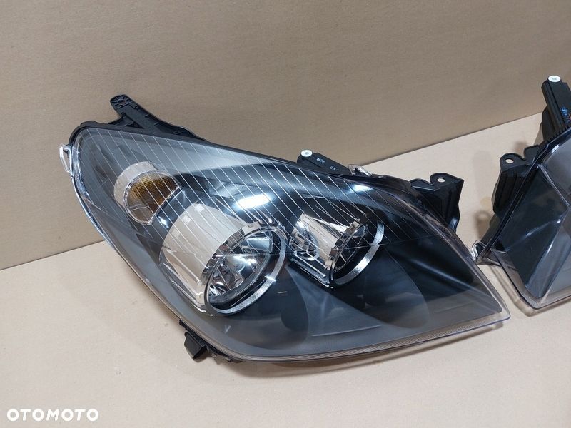OPEL ASTRA H III 07-12 Reflektor lampa GTC CIEMNA - 3