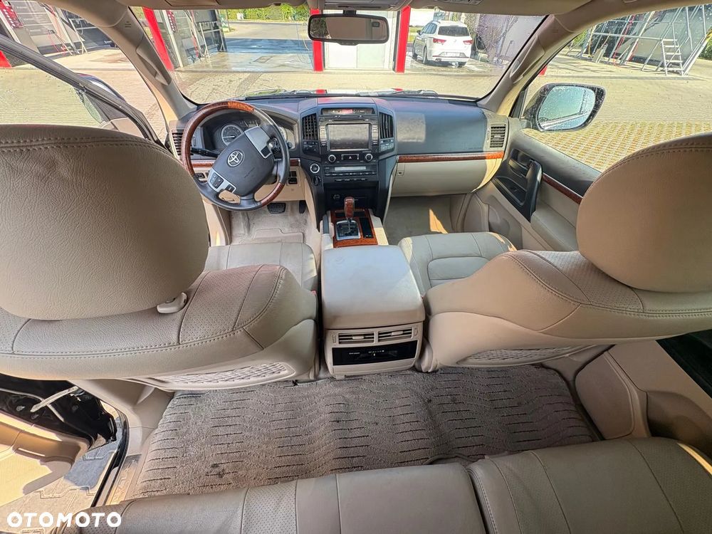 Toyota Land Cruiser - 7