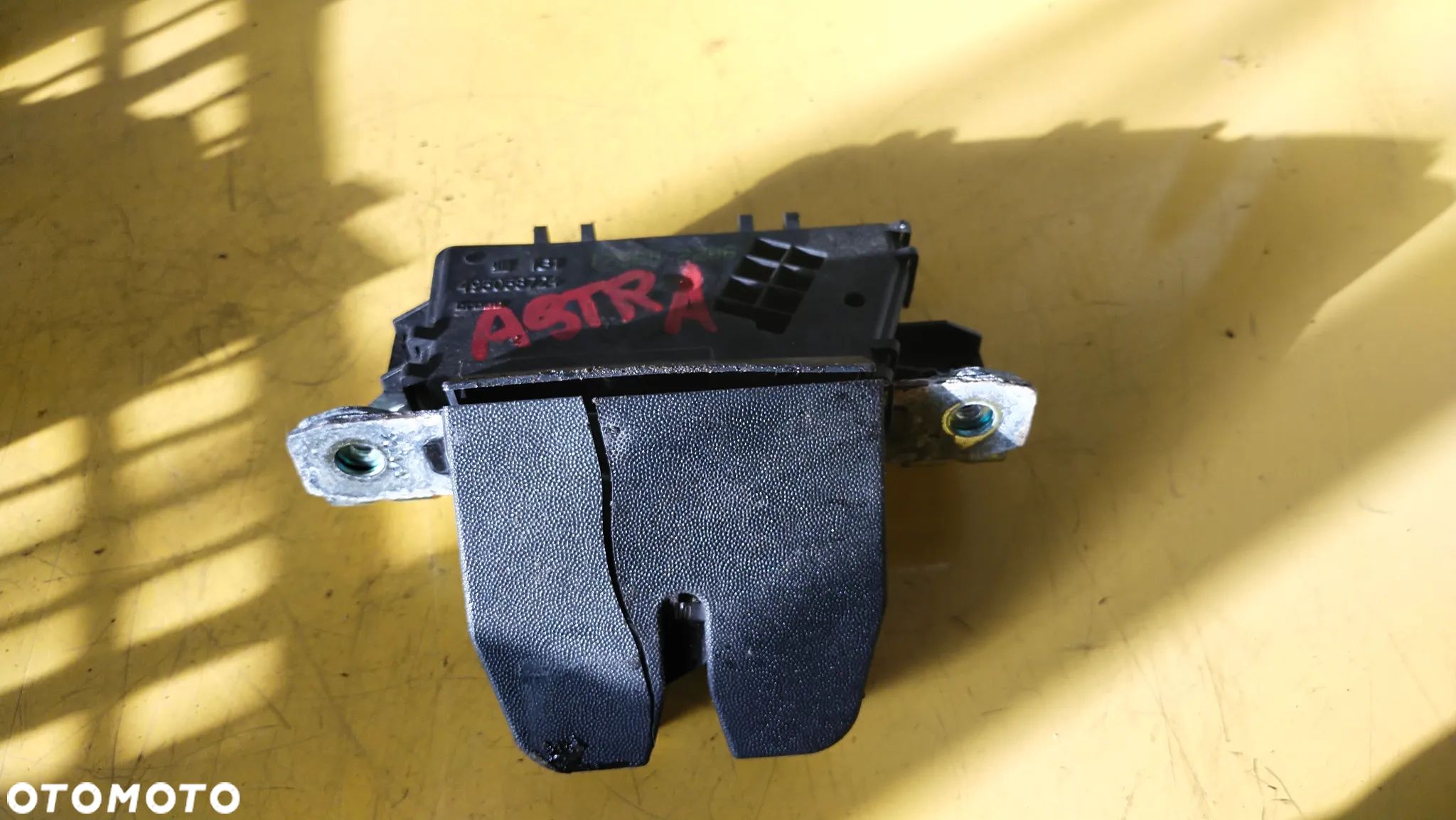 ZAMEK KLAPY BAGAŻNIKA OPEL ASTRA A  495058724 - 1
