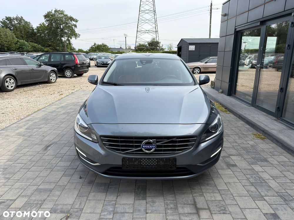 Volvo V60 D6 AWD Plug-in Hybrid R-Design Momentum - 6