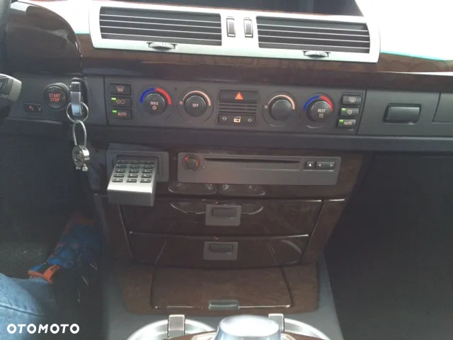 BMW Seria 7 745i - 24