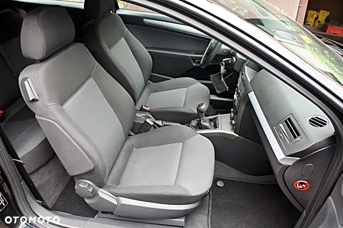 Opel Astra GTC 1.6 - 13