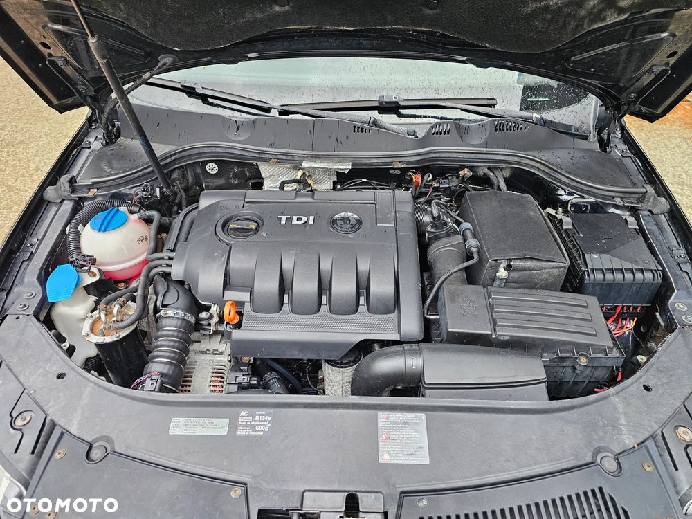 Volkswagen Passat 1.9 TDI DPF Sportline - 22