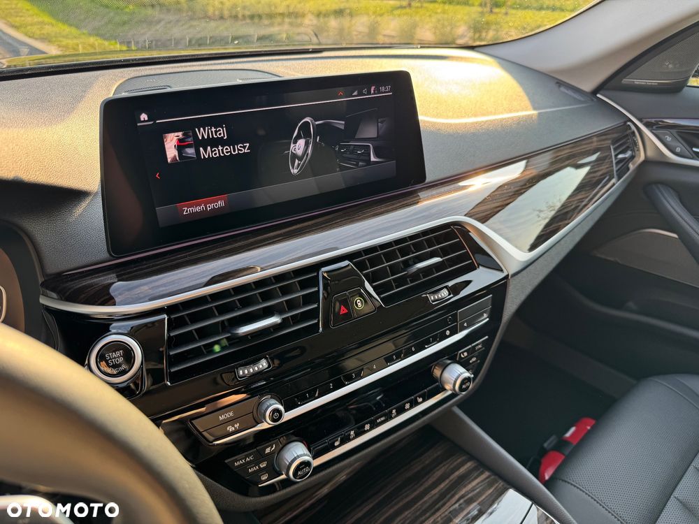 BMW Seria 5 530i xDrive mHEV - 24