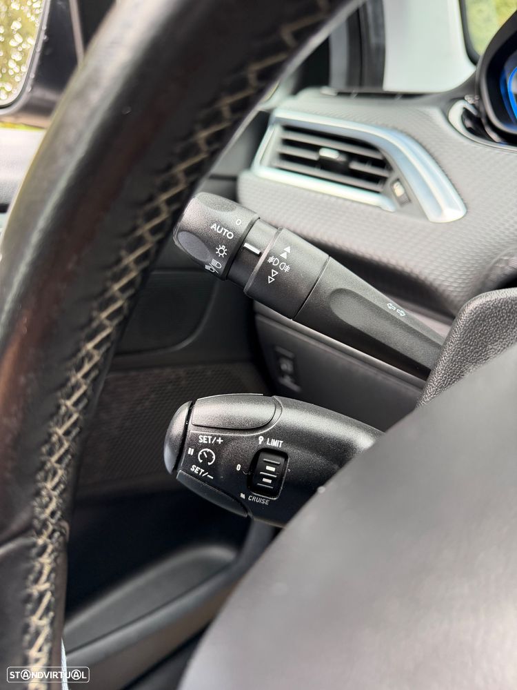 Peugeot 2008 1.2 PureTech Allure EAT6 - 15