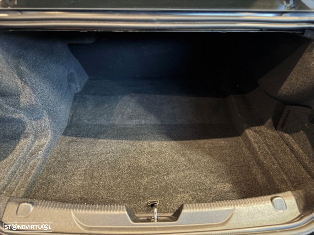 Jaguar XE 2.0 D R-Dynamic HSE - 40