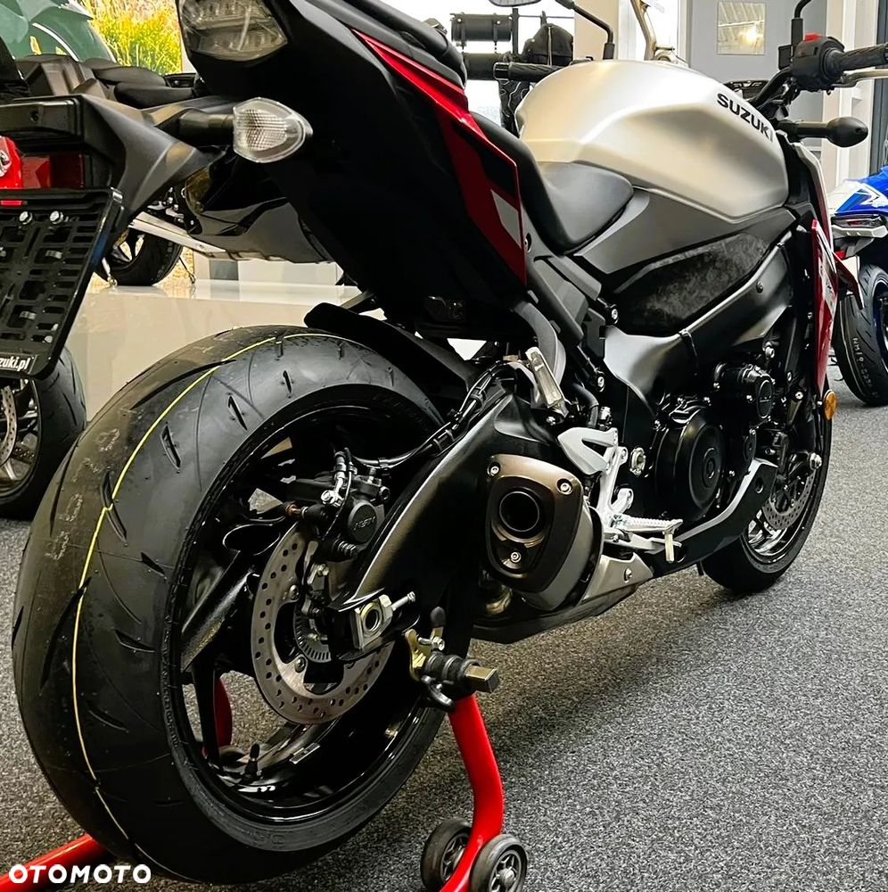 Suzuki GSX - 23