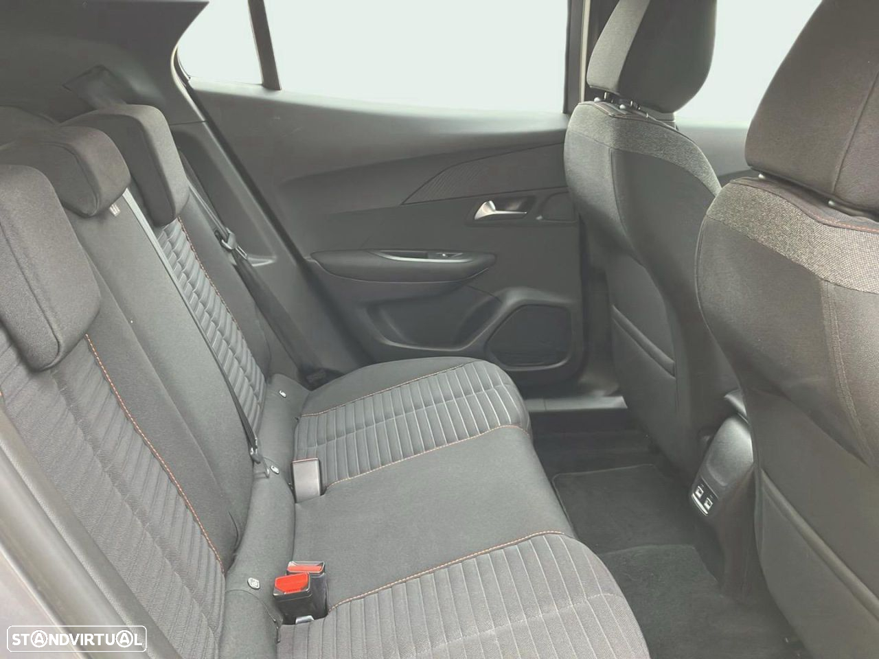 Peugeot e-2008 50 kWh Active - 13